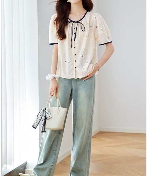 &soiree(アンドソワレ)の「レースパイピングリボン付き半袖トップス(シャツ/ブラウス・レディース・アイボリー・X-LARGE/LARGE/MEDIUM)」の3枚目の写真