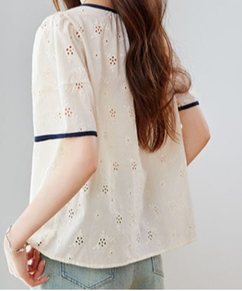 &soiree(アンドソワレ)の「レースパイピングリボン付き半袖トップス(シャツ/ブラウス・レディース・アイボリー・X-LARGE/LARGE/MEDIUM)」の4枚目の写真