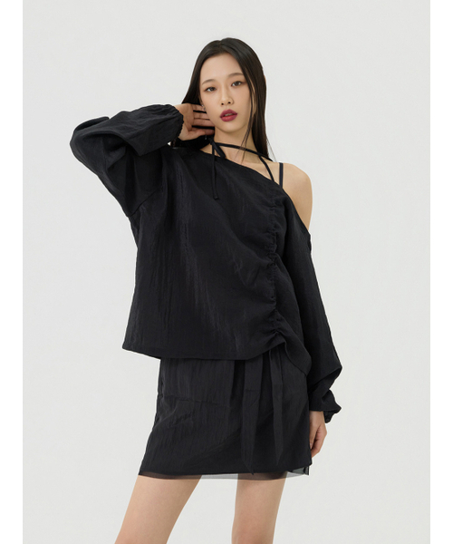 VADEFY(ヴァデファイ)の「ワンショルダーブランリボンシャーリングディテールトップ、ブラック(Tシャツ/カットソー・レディース・その他・ONE SIZE)」の2枚目の写真