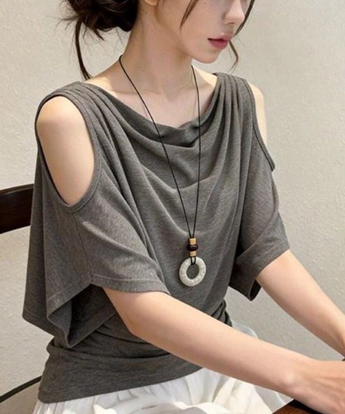 CHUL(チュル)の「ドレープオープンショルダートップス(その他トップス・レディース・カーキ/ホワイト/ブラック・MEDIUM/X-LARGE/LARGE/XX-LARGE)」の3枚目の写真