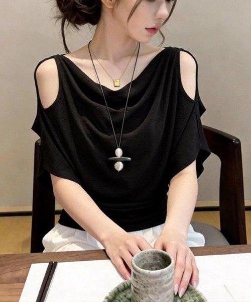 CHUL(チュル)の「ドレープオープンショルダートップス(その他トップス・レディース・カーキ/ホワイト/ブラック・MEDIUM/X-LARGE/LARGE/XX-LARGE)」の2枚目の写真
