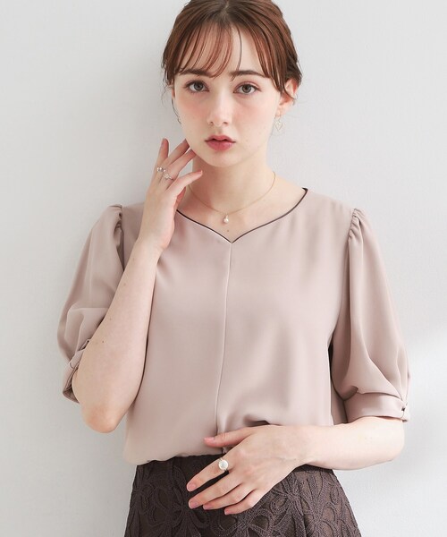 couture brooch(クチュールブローチ)の「【洗える】袖リボンデザイン ハートネック ブラウス(シャツ/ブラウス・レディース・ブラック系4/ホワイト系7/ベージュ系その他2・36/38/40/42)」の1枚目の写真
