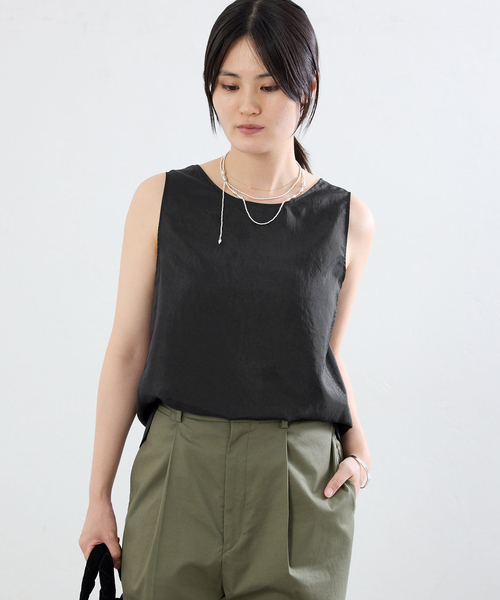 IENA(イエナ)の「《接触冷感/セットアップ対応》シルキータフタノースリーブブラウス(シャツ/ブラウス・レディース・ベージュ/ブラック・FREE)」の5枚目の写真