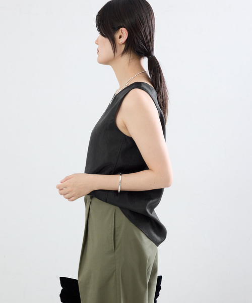 IENA(イエナ)の「《接触冷感/セットアップ対応》シルキータフタノースリーブブラウス(シャツ/ブラウス・レディース・ベージュ/ブラック・FREE)」の6枚目の写真