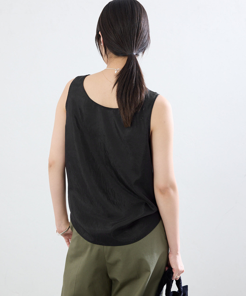 IENA(イエナ)の「《接触冷感/セットアップ対応》シルキータフタノースリーブブラウス(シャツ/ブラウス・レディース・ベージュ/ブラック・FREE)」の7枚目の写真