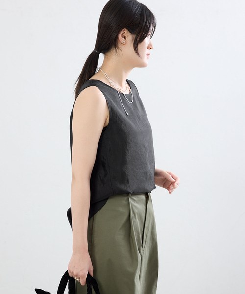 IENA(イエナ)の「《接触冷感/セットアップ対応》シルキータフタノースリーブブラウス(シャツ/ブラウス・レディース・ベージュ/ブラック・FREE)」の8枚目の写真