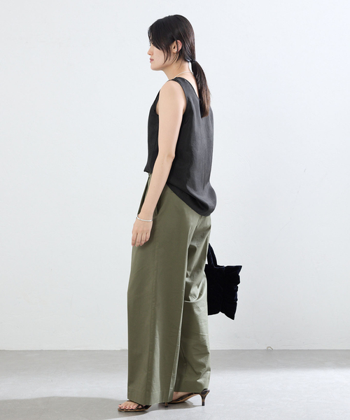 IENA(イエナ)の「《接触冷感/セットアップ対応》シルキータフタノースリーブブラウス(シャツ/ブラウス・レディース・ベージュ/ブラック・FREE)」の10枚目の写真