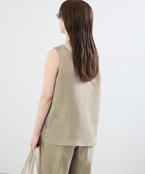 IENA(イエナ)の「《接触冷感/セットアップ対応》シルキータフタノースリーブブラウス(シャツ/ブラウス・レディース・ベージュ/ブラック・FREE)」の15枚目の写真