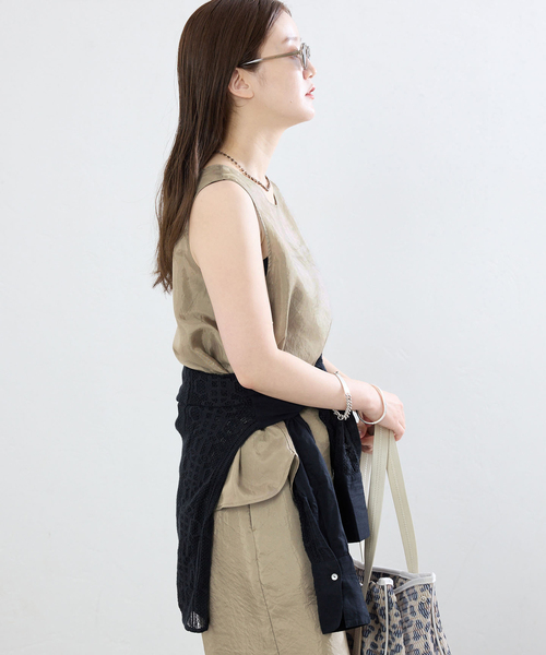 IENA(イエナ)の「《接触冷感/セットアップ対応》シルキータフタノースリーブブラウス(シャツ/ブラウス・レディース・ベージュ/ブラック・FREE)」の19枚目の写真