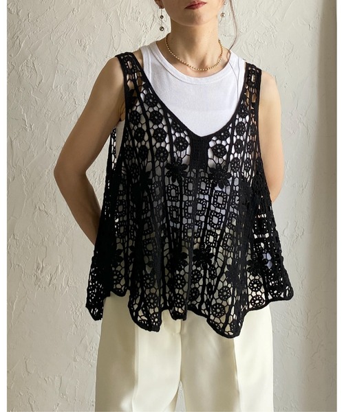 She's Closet(シーズクローゼット)の「深Vネック イレヘム 花柄 かぎ編み ビスチェ クロシェベスト(ベスト・レディース・アイボリー/ブラック・FREE)」の4枚目の写真