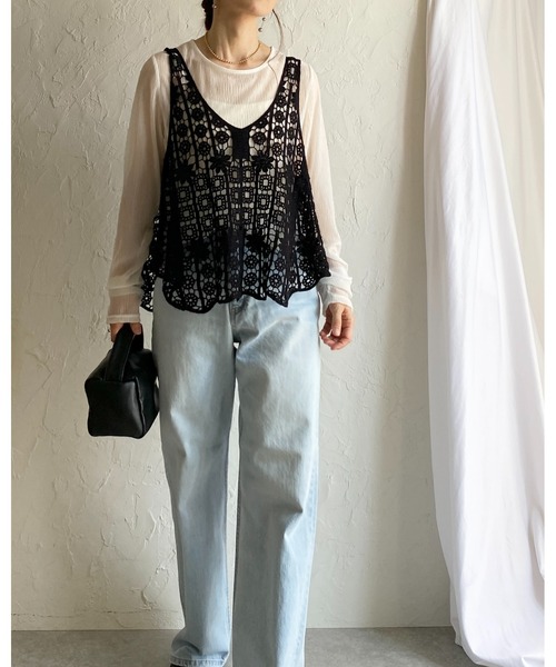 She's Closet(シーズクローゼット)の「深Vネック イレヘム 花柄 かぎ編み ビスチェ クロシェベスト(ベスト・レディース・アイボリー/ブラック・FREE)」の3枚目の写真