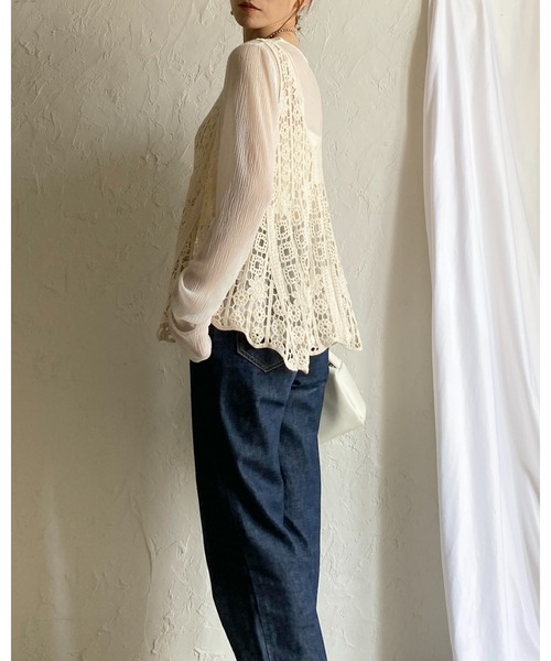 She's Closet(シーズクローゼット)の「深Vネック イレヘム 花柄 かぎ編み ビスチェ クロシェベスト(ベスト・レディース・アイボリー/ブラック・FREE)」の20枚目の写真