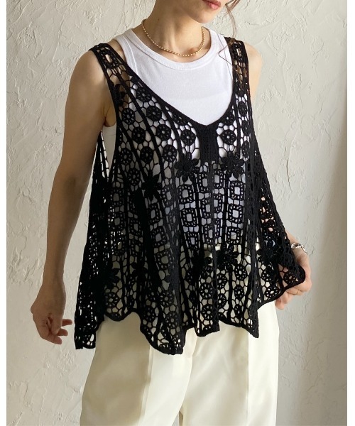 She's Closet(シーズクローゼット)の「深Vネック イレヘム 花柄 かぎ編み ビスチェ クロシェベスト(ベスト・レディース・アイボリー/ブラック・FREE)」の13枚目の写真