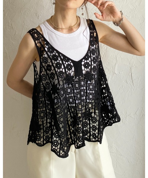 She's Closet(シーズクローゼット)の「深Vネック イレヘム 花柄 かぎ編み ビスチェ クロシェベスト(ベスト・レディース・アイボリー/ブラック・FREE)」の14枚目の写真