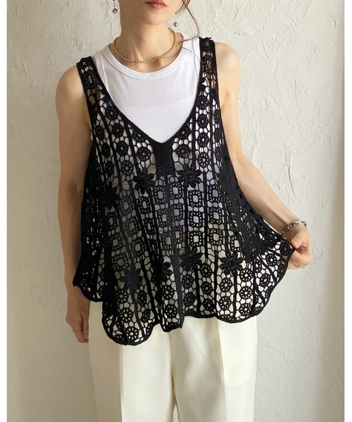 She's Closet(シーズクローゼット)の「深Vネック イレヘム 花柄 かぎ編み ビスチェ クロシェベスト(ベスト・レディース・アイボリー/ブラック・FREE)」の15枚目の写真