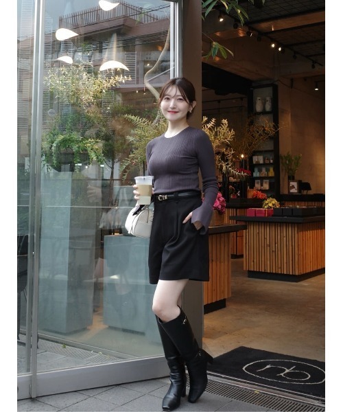 Her lip to（ハーリップトゥー）の「Essential Rib Knit Top（Tシャツ/カットソー・レディース・ベージュ/オフホワイト/ブラック/アッシュブラウン/バーガンディー・S/M）」の4枚目の写真