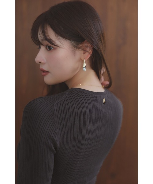 Her lip to（ハーリップトゥー）の「Essential Rib Knit Top（Tシャツ/カットソー・レディース・ベージュ/オフホワイト/ブラック/アッシュブラウン/バーガンディー・S/M）」の13枚目の写真