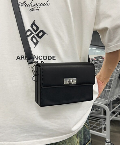Culto(クルト)の「フェイクレザー ターンロック スクエア ミニショルダーバッグ / ボックスポシェット / ユニセックス(ショルダーバッグ・レディース・ブラック・FREE)」の8枚目の写真