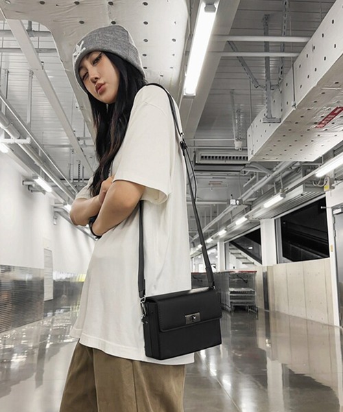 Culto(クルト)の「フェイクレザー ターンロック スクエア ミニショルダーバッグ / ボックスポシェット / ユニセックス(ショルダーバッグ・レディース・ブラック・FREE)」の3枚目の写真