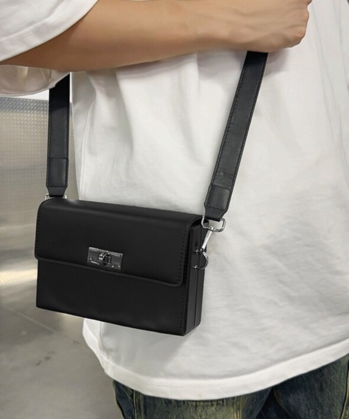 Culto(クルト)の「フェイクレザー ターンロック スクエア ミニショルダーバッグ / ボックスポシェット / ユニセックス(ショルダーバッグ・レディース・ブラック・FREE)」の6枚目の写真