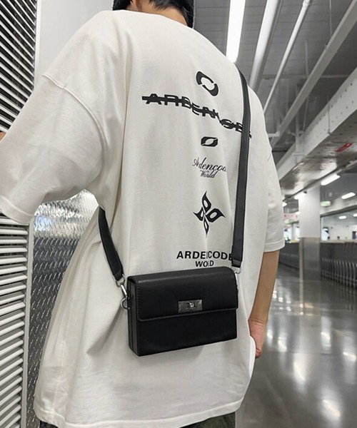 Culto(クルト)の「フェイクレザー ターンロック スクエア ミニショルダーバッグ / ボックスポシェット / ユニセックス(ショルダーバッグ・レディース・ブラック・FREE)」の9枚目の写真