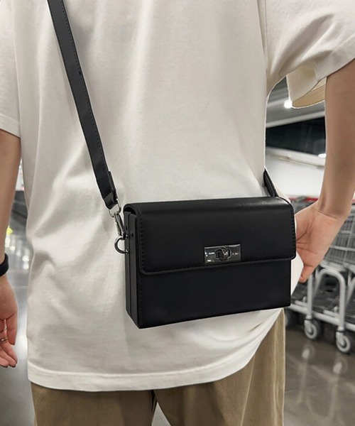 Culto(クルト)の「フェイクレザー ターンロック スクエア ミニショルダーバッグ / ボックスポシェット / ユニセックス(ショルダーバッグ・レディース・ブラック・FREE)」の11枚目の写真
