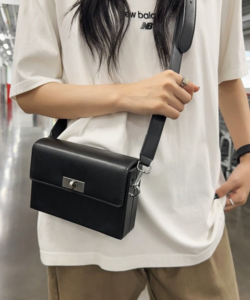 Culto(クルト)の「フェイクレザー ターンロック スクエア ミニショルダーバッグ / ボックスポシェット / ユニセックス(ショルダーバッグ・レディース・ブラック・FREE)」の10枚目の写真