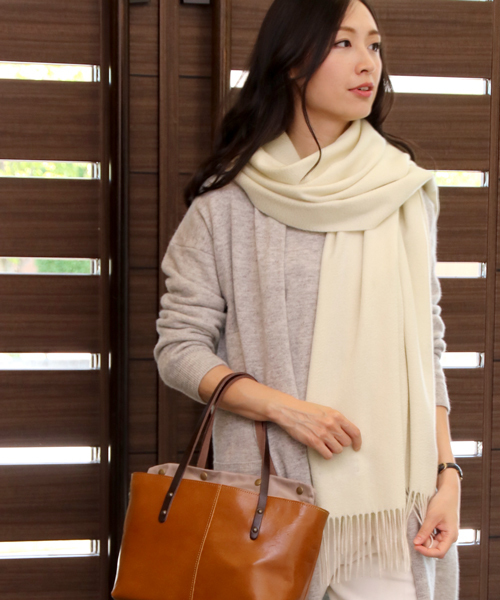Filomo(フィローモ)の「カシミヤ100%大判マフラーストール(マフラー・レディース・ピンク/ワインレッド/ダークグレー/ターコイズブルー/ベージュ/マスタード/ロイヤルブルー/ネイビー/レッド/クリアレッド/ブラック/ライトベージュ/アッシュグレー/ピンクベージュ/モスグリーン/キャメル/ライトグレー/アイボリー/サックスブルー・FREE)」の2枚目の写真