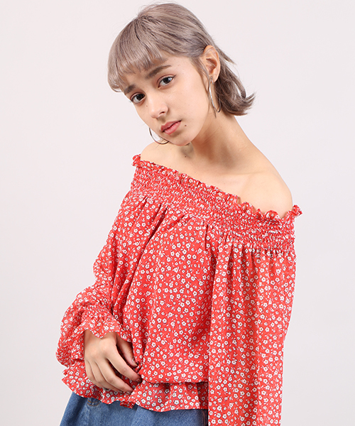 PUNYUS（プニュズ）の「花柄オフショルダープラウス（シャツ/ブラウス・レディース・ネイビー/レッド/グリーン・1/2/3/4）」の3枚目の写真