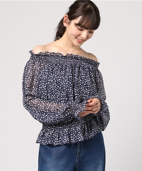 PUNYUS（プニュズ）の「花柄オフショルダープラウス（シャツ/ブラウス・レディース・ネイビー/レッド/グリーン・1/2/3/4）」の2枚目の写真