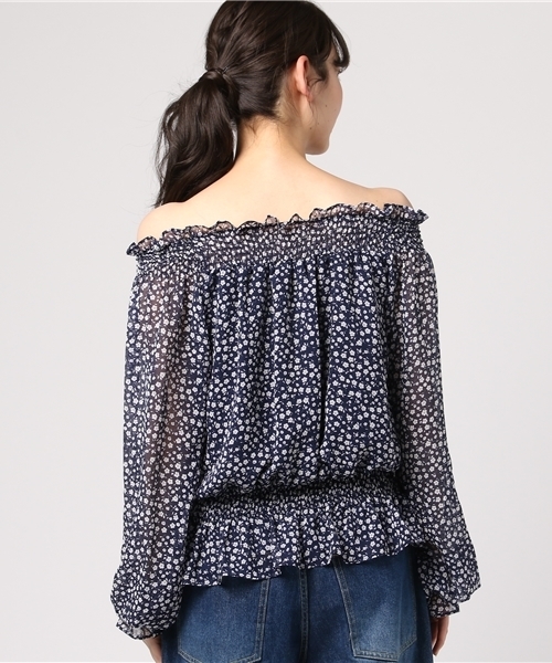 PUNYUS（プニュズ）の「花柄オフショルダープラウス（シャツ/ブラウス・レディース・ネイビー/レッド/グリーン・1/2/3/4）」の5枚目の写真