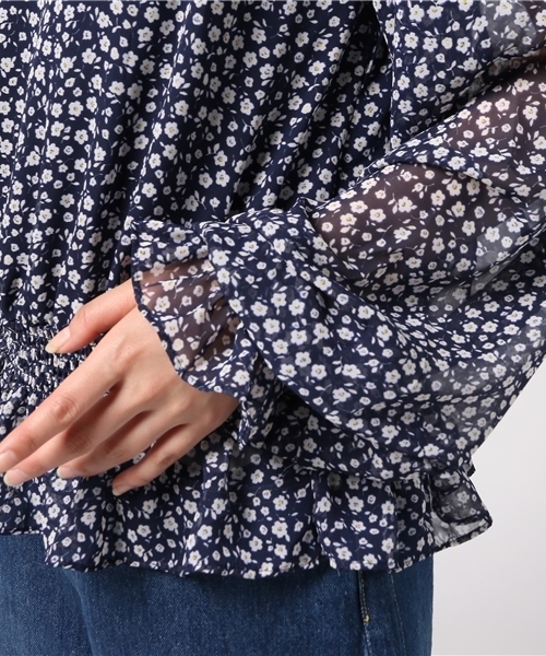 PUNYUS（プニュズ）の「花柄オフショルダープラウス（シャツ/ブラウス・レディース・ネイビー/レッド/グリーン・1/2/3/4）」の7枚目の写真