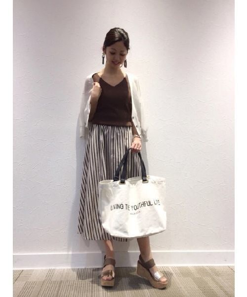 YECCA VECCA(イェッカヴェッカ)の「P.ラメVネックニットカ-ディガン(カーディガン/ボレロ・レディース・ライトグレー/ネイビー/イエロー/ライトベージュ・FREE)」の2枚目の写真