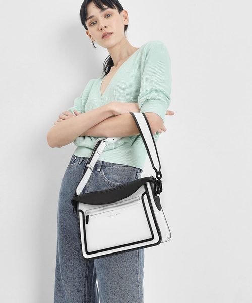CHARLES & KEITH(チャールズ & キース)の「トップフラップ サッチェル / Top Flap Satchel(ショルダーバッグ・レディース・ホワイト/ブラック/モスグリーン/クリアレッド/ダークブルー・M)」の6枚目の写真