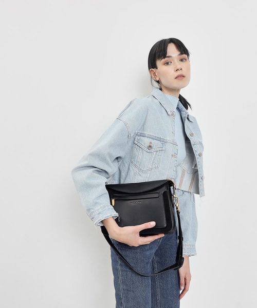 CHARLES & KEITH(チャールズ & キース)の「トップフラップ サッチェル / Top Flap Satchel(ショルダーバッグ・レディース・ホワイト/ブラック/モスグリーン/クリアレッド/ダークブルー・M)」の11枚目の写真