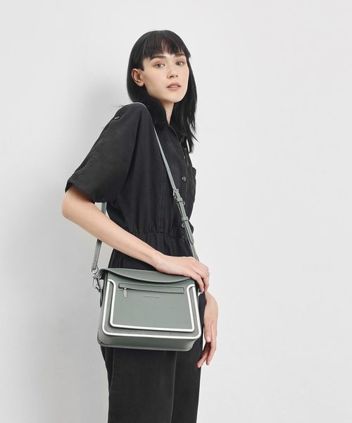 CHARLES & KEITH(チャールズ & キース)の「トップフラップ サッチェル / Top Flap Satchel(ショルダーバッグ・レディース・ホワイト/ブラック/モスグリーン/クリアレッド/ダークブルー・M)」の20枚目の写真