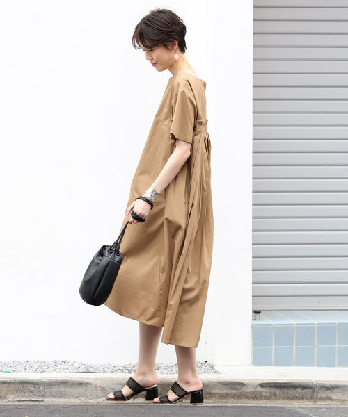 Ray BEAMS（レイビームス）の「Ray BEAMS / バック プリーツ ボートネック ワンピース（ワンピース・レディース・カーキ/ブラック/ブルー・0/1）」の11枚目の写真