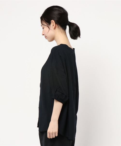 DISCOAT（ディスコート）の「イージーケアレーヨンパール釦ブラウス（シャツ/ブラウス・レディース・インディゴブルー/ベージュ/ブルー/オフホワイト・MEDIUM/LARGE）」の6枚目の写真