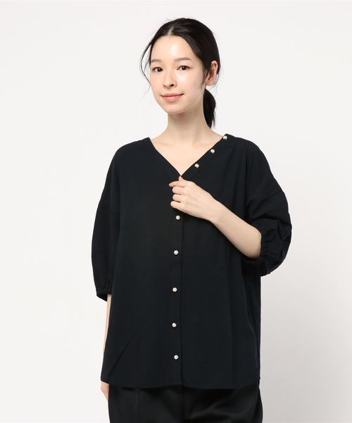 DISCOAT（ディスコート）の「イージーケアレーヨンパール釦ブラウス（シャツ/ブラウス・レディース・インディゴブルー/ベージュ/ブルー/オフホワイト・MEDIUM/LARGE）」の8枚目の写真