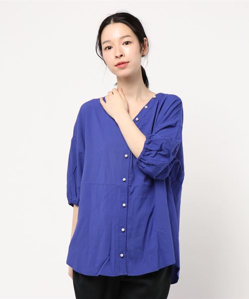 DISCOAT（ディスコート）の「イージーケアレーヨンパール釦ブラウス（シャツ/ブラウス・レディース・インディゴブルー/ベージュ/ブルー/オフホワイト・MEDIUM/LARGE）」の9枚目の写真