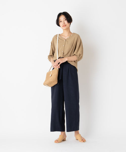 DISCOAT（ディスコート）の「イージーケアレーヨンパール釦ブラウス（シャツ/ブラウス・レディース・インディゴブルー/ベージュ/ブルー/オフホワイト・MEDIUM/LARGE）」の14枚目の写真