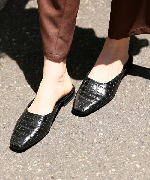 LOWRYS FARM（ローリーズファーム）の「フラットミュール　844105（サンダル・レディース・ブラック/ブラウン・MEDIUM/LARGE）」の2枚目の写真