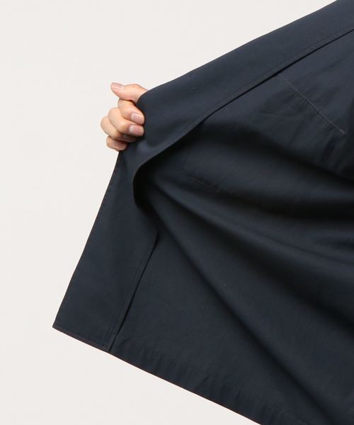 ADAM ET ROPE'（アダムエロペ）の「強撚サテン オーバーサイズ サファリジャケット（ブルゾン・メンズ・ネイビー・M/L/S）」の4枚目の写真