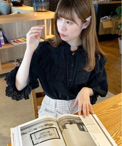 apres jour(アプレジュール)の「コットンレースフリルブラウス【ZOZOTOWN限定アイテム】【6AP】(シャツ/ブラウス・レディース・オフホワイト/ブラック/サックスブルー・フリー)」の11枚目の写真