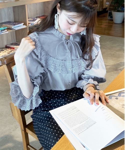 apres jour(アプレジュール)の「コットンレースフリルブラウス【ZOZOTOWN限定アイテム】【6AP】(シャツ/ブラウス・レディース・オフホワイト/ブラック/サックスブルー・フリー)」の14枚目の写真
