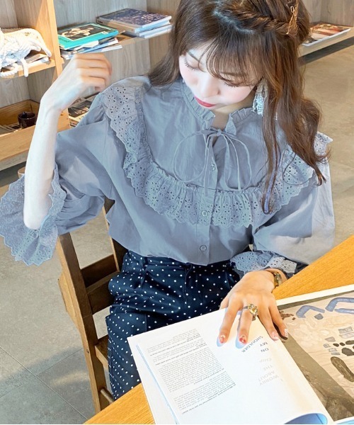 apres jour(アプレジュール)の「コットンレースフリルブラウス【ZOZOTOWN限定アイテム】【6AP】(シャツ/ブラウス・レディース・オフホワイト/ブラック/サックスブルー・フリー)」の16枚目の写真