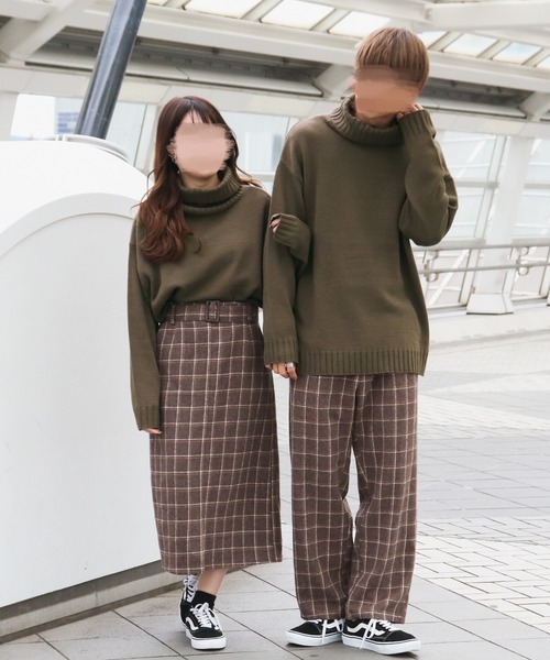 PairPair(ペアペア)の「BIGタートルネックニット(ユニセックス)(ニット/セーター・レディース・ベージュ/アッシュブラウン/スミクロ・MEDIUM/LARGE)」の1枚目の写真