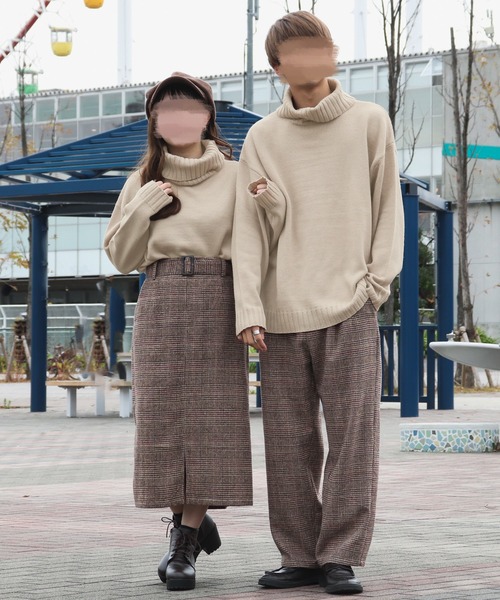 PairPair(ペアペア)の「BIGタートルネックニット(ユニセックス)(ニット/セーター・レディース・ベージュ/アッシュブラウン/スミクロ・MEDIUM/LARGE)」の3枚目の写真