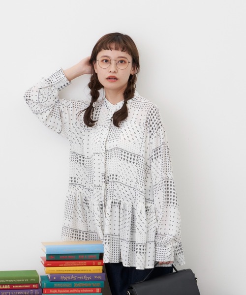 MERLOT（メルロー）の「パッチワーク柄ティアードブラウス（シャツ/ブラウス・レディース・ホワイト/ネイビー・FREE）」の2枚目の写真