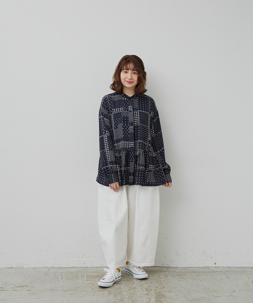 MERLOT（メルロー）の「パッチワーク柄ティアードブラウス（シャツ/ブラウス・レディース・ホワイト/ネイビー・FREE）」の10枚目の写真